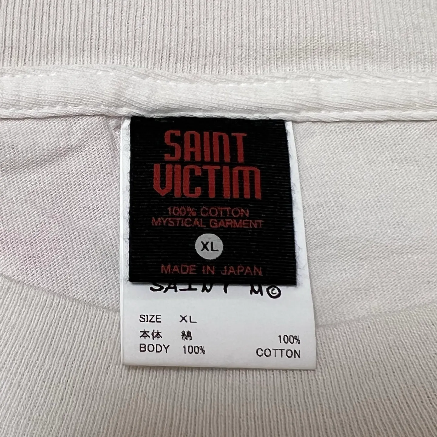 Details of printing and accessories SAINT Mxxxxxx × Sean Wotherspoon SW_SS TEE/KIKI/WHT Alien Crisis/Alien President Mountain TEE Off-white S-XL Super handsome co-branded alien print design Ultra-high difficulty printing restoration High printing difficulty The word 'Crisis' is printed on the body and sleeve bones Correct version Customized SW co-branded accessories/cylindrical fabric without side seams Enzyme heavy washing and water distressing Handmade garments with graffiti and ink splashing